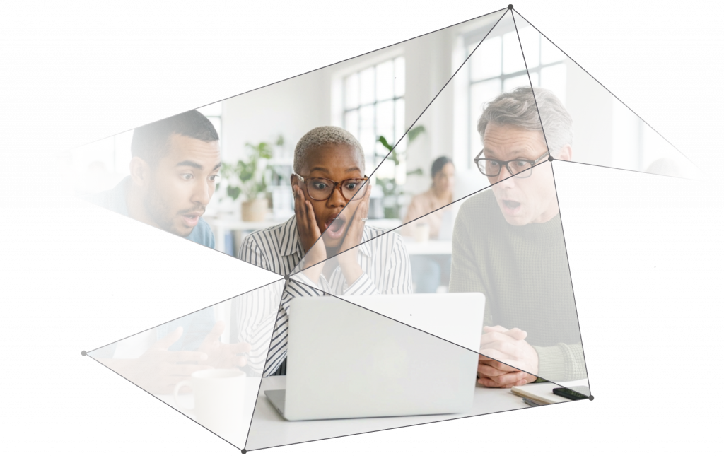 Erstaunte Menschen vor einem Monitor