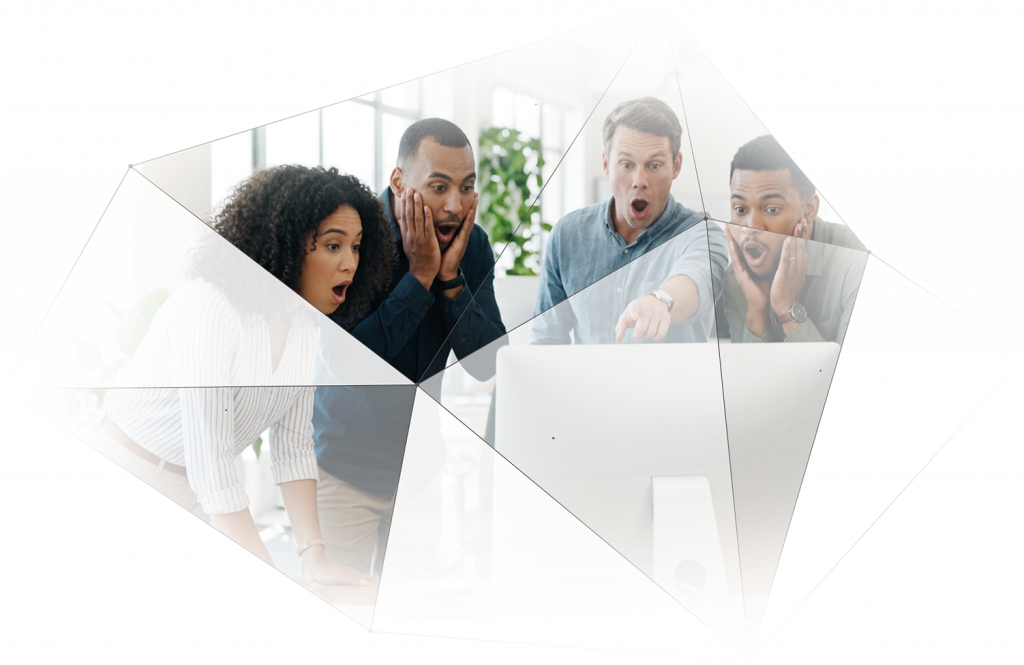 Erstaunte Menschen vor einem Monitor