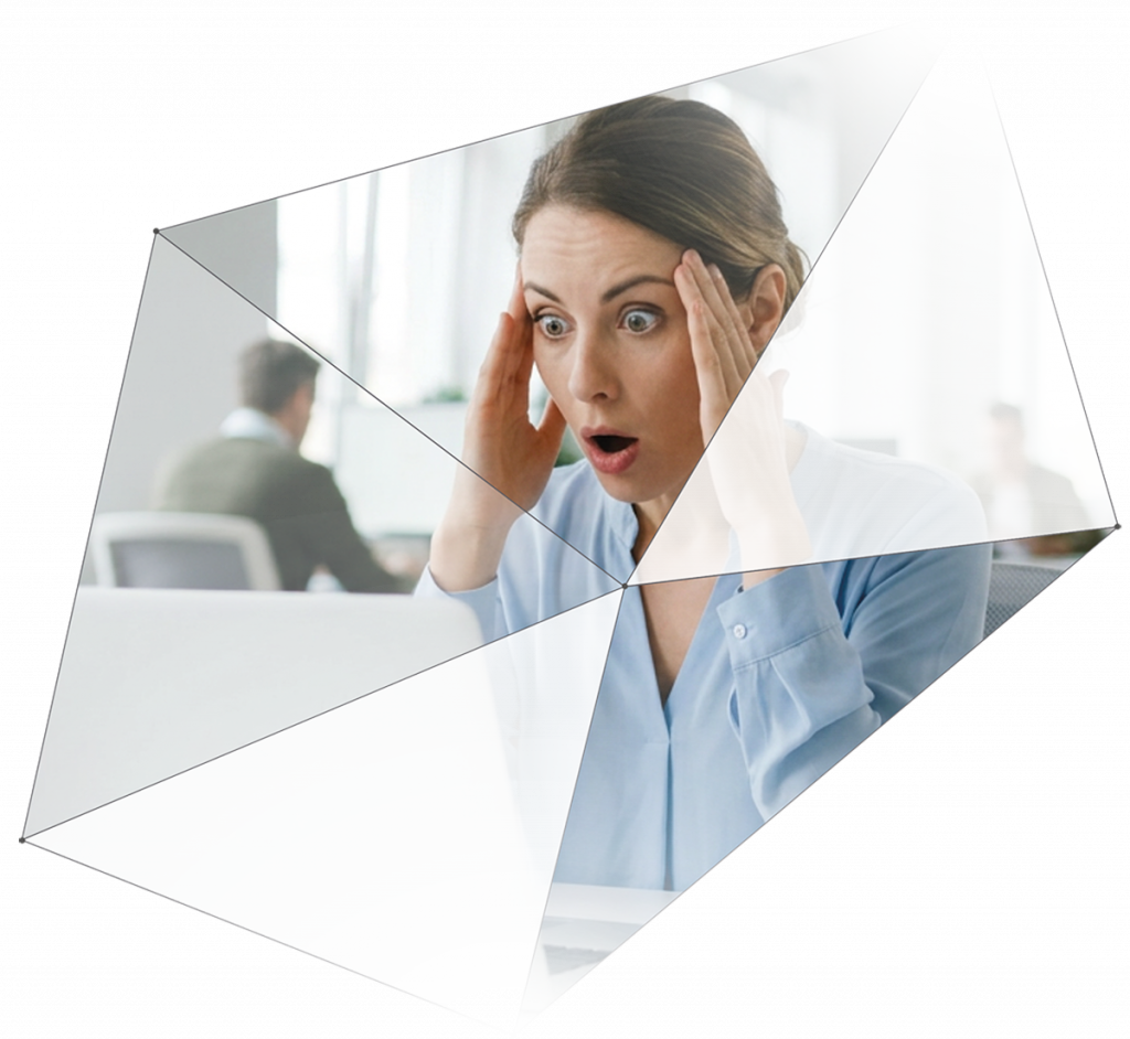Erstaunte Menschen vor einem Monitor