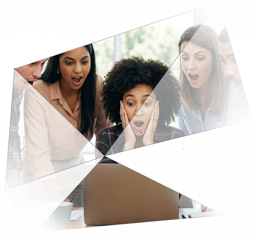 Erstaunte Menschen vor einem Monitor
