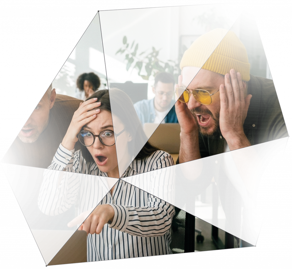 Erstaunte Menschen vor einem Monitor