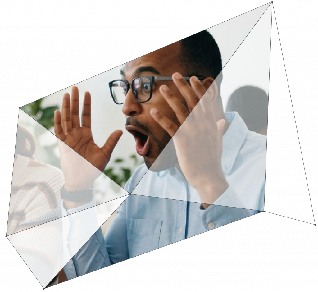 Erstaunte Menschen vor einem Monitor