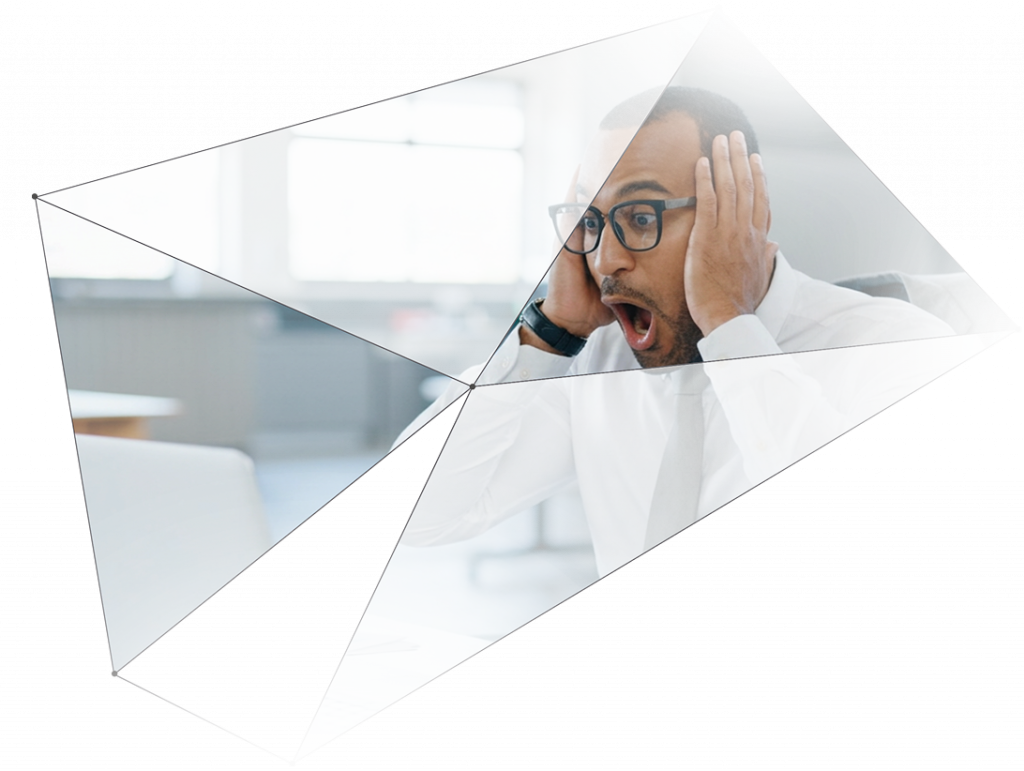 Erstaunte Menschen vor einem Monitor