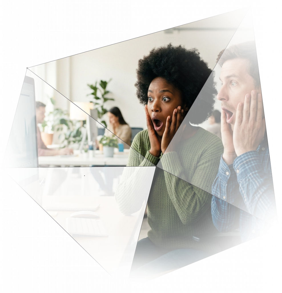 Erstaunte Menschen vor einem Monitor