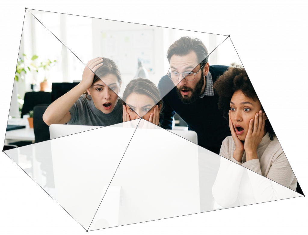 Erstaunte Menschen vor einem Monitor