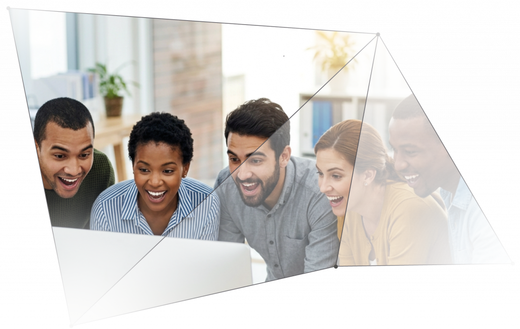 Erstaunte Menschen vor einem Monitor